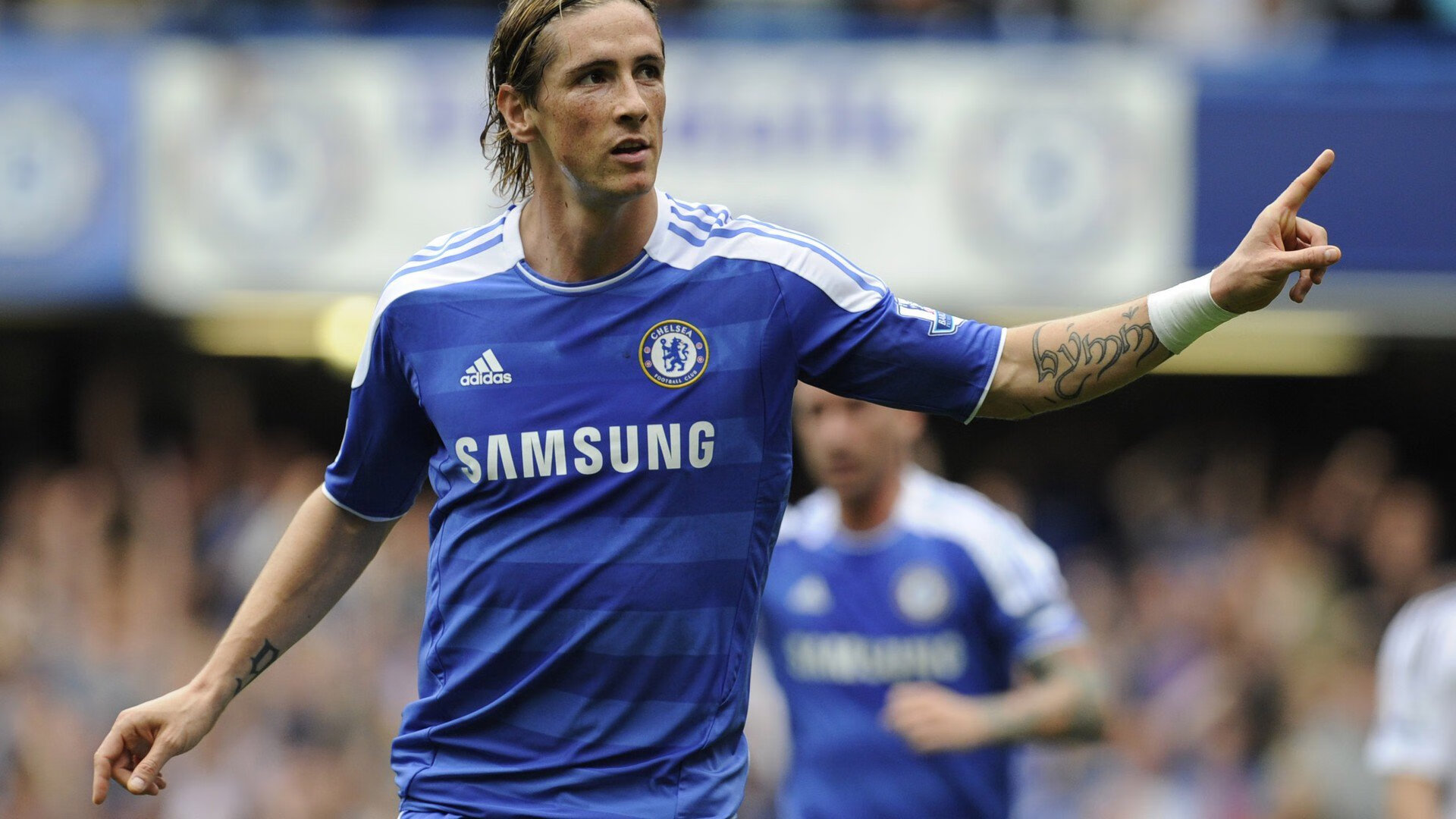 血战赛场：车手你追我赶，精彩不断